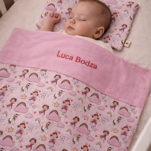 Vékony, 100% pamut babatakaró kispárnával – kislányos (egyedi névvel hímezve) Sötét rózsaszín hímzéssel